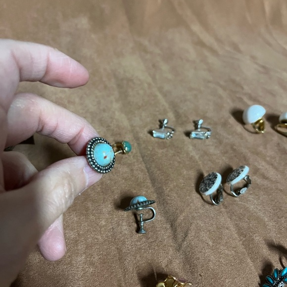 Lot of 14 vintage clip on or screw back earrings. Great condition and designs - Picture 6 of 16